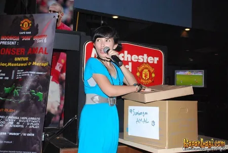 Foto Ussy Sulistiawaty