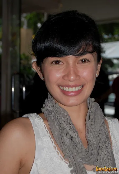Foto Ussy Sulistiawaty