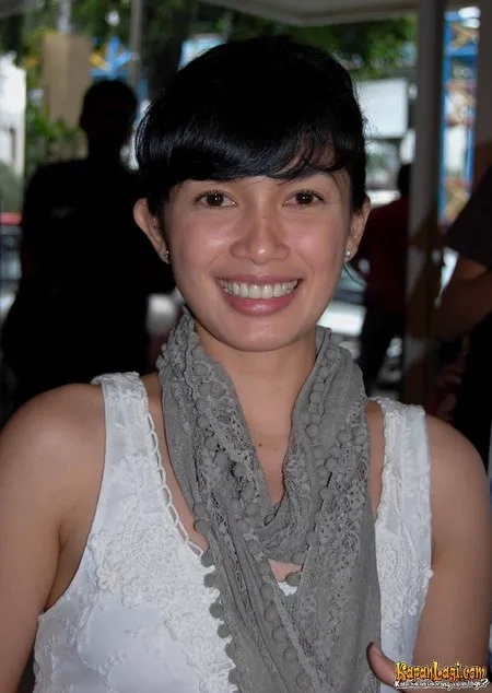 Foto Ussy Sulistiawaty