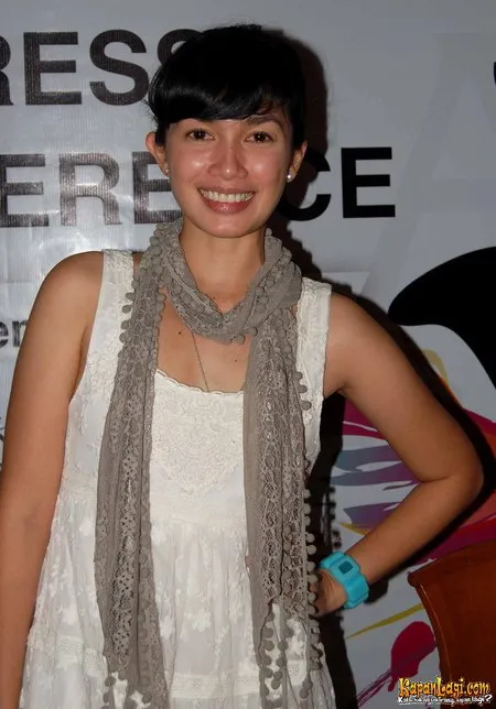 Foto Ussy Sulistiawaty