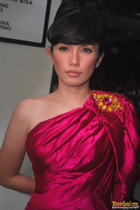 Foto Ussy Sulistiawaty