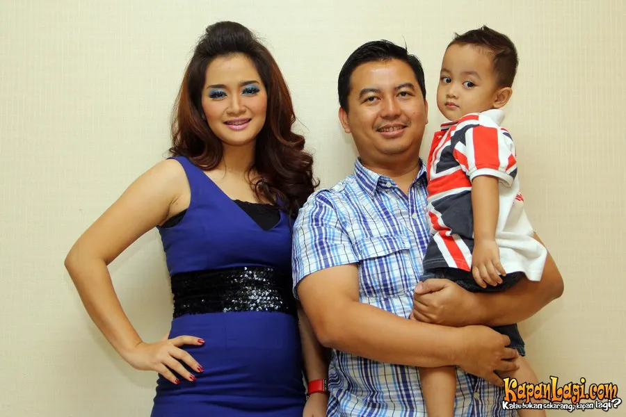 Vega Darmawanti dan keluarga