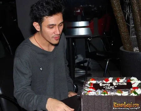 Foto Vicky Nitinegoro