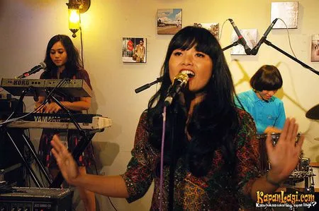 Foto White Shoes and The Couples Company