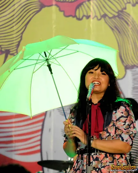 Foto White Shoes and The Couples Company