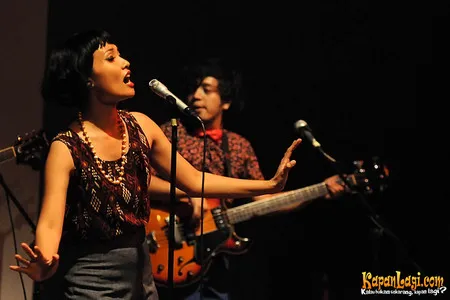 Foto White Shoes and The Couples Company