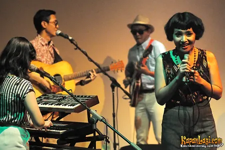 Foto White Shoes and The Couples Company