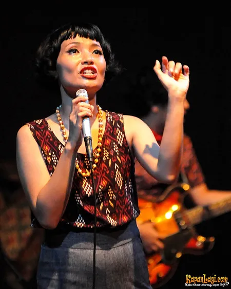 Foto White Shoes and The Couples Company