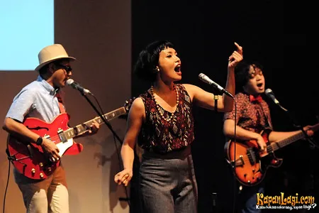 Foto White Shoes and The Couples Company