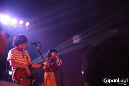 Foto White Shoes and The Couples Company