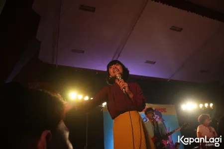 Foto White Shoes and The Couples Company