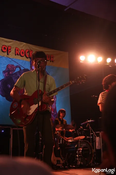 Foto White Shoes and The Couples Company