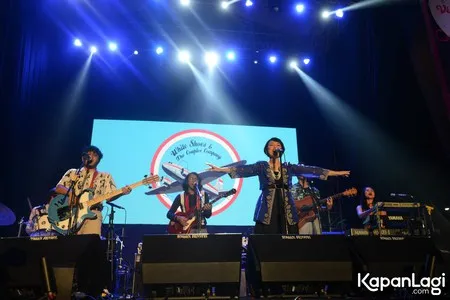 Foto White Shoes and The Couples Company