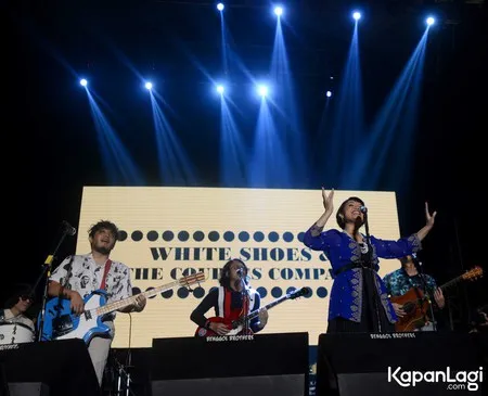 Foto White Shoes and The Couples Company