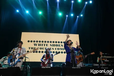 Foto White Shoes and The Couples Company