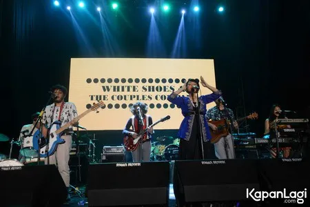 Foto White Shoes and The Couples Company