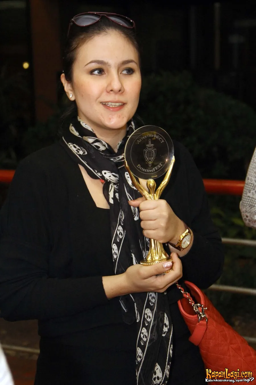 Suatu kebanggaan menerima penghargaan dari hasil karya sendiri bukan? @ KapanLagi.com®