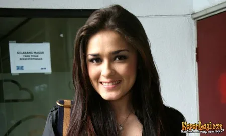 Foto Yasmine Wildblood