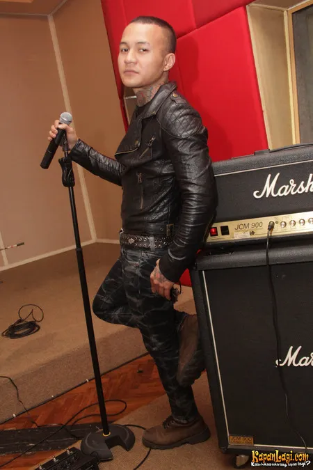 Foto Yuvi Eighteen Plus Band