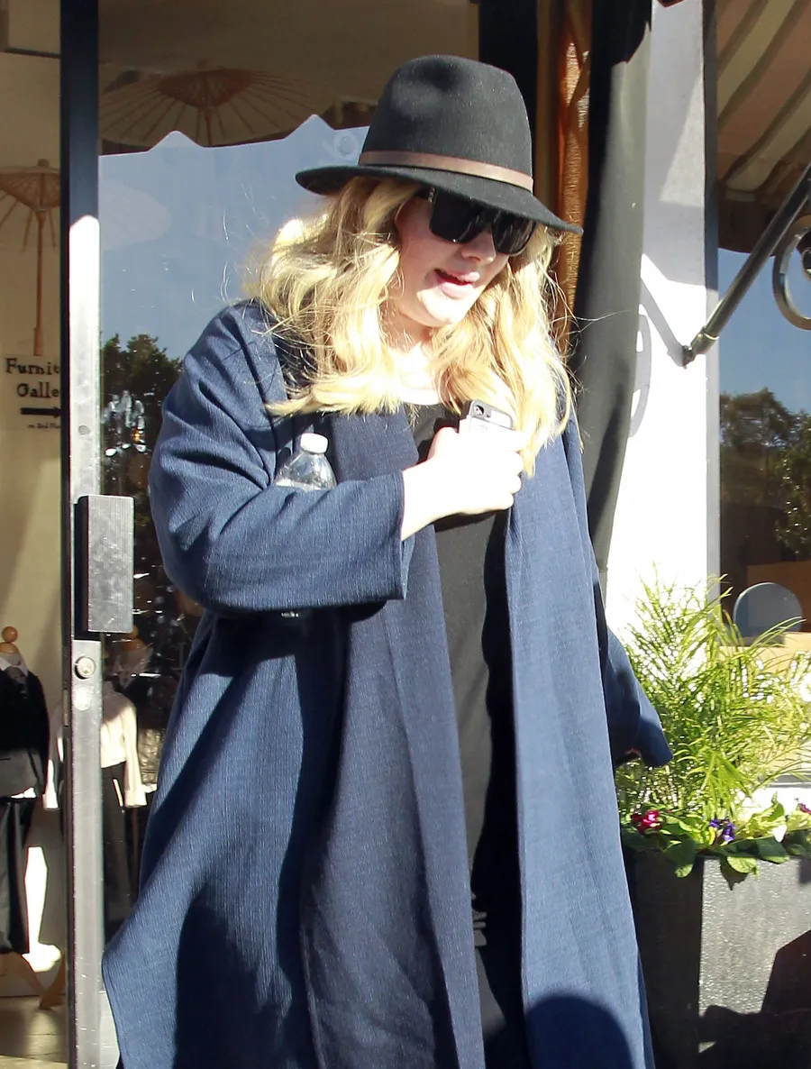 Adele @ fameflynet.com