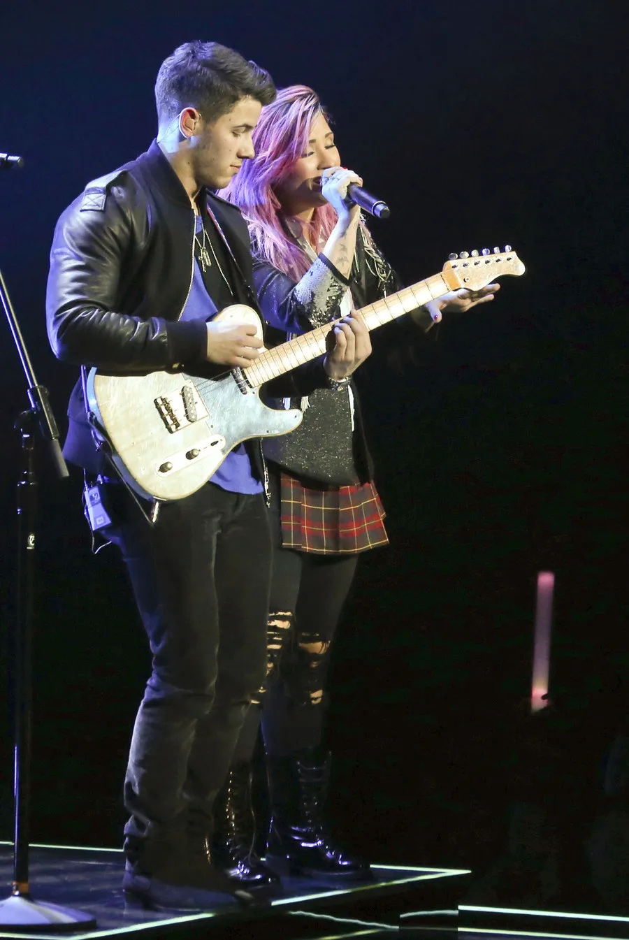 Nick Jonas & Demi Lovato ©fameflynet