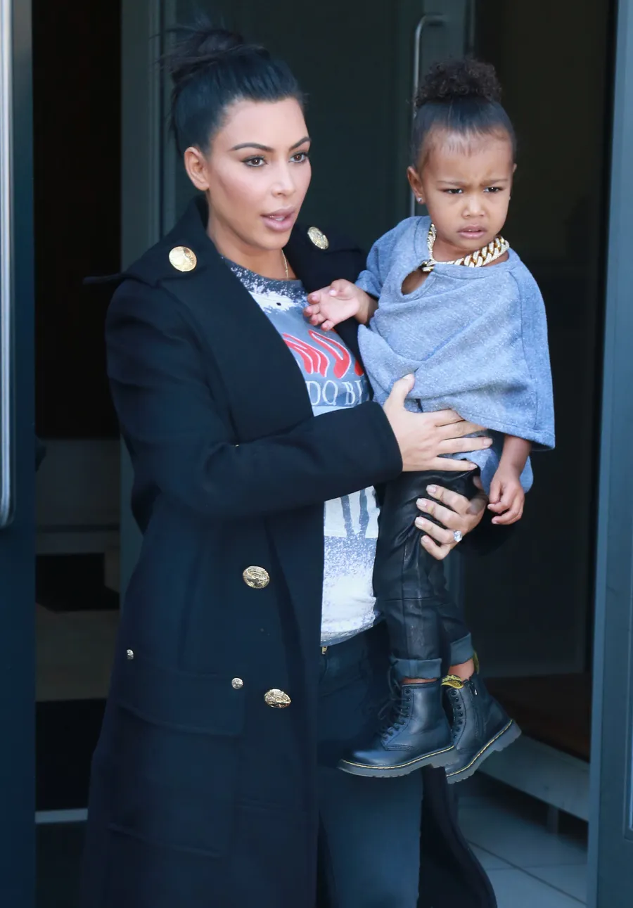 Kim Kardashian mengaku suka mencontoh apa yang dilakukan Kourtney © Fameflynet
