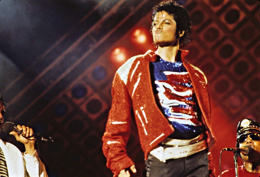 Menurut penjelasan Murray, Michael Jackson pernah diberi semacam injeksi hormon untuk menunda masa pubernya saat masih muda © Fameflynet