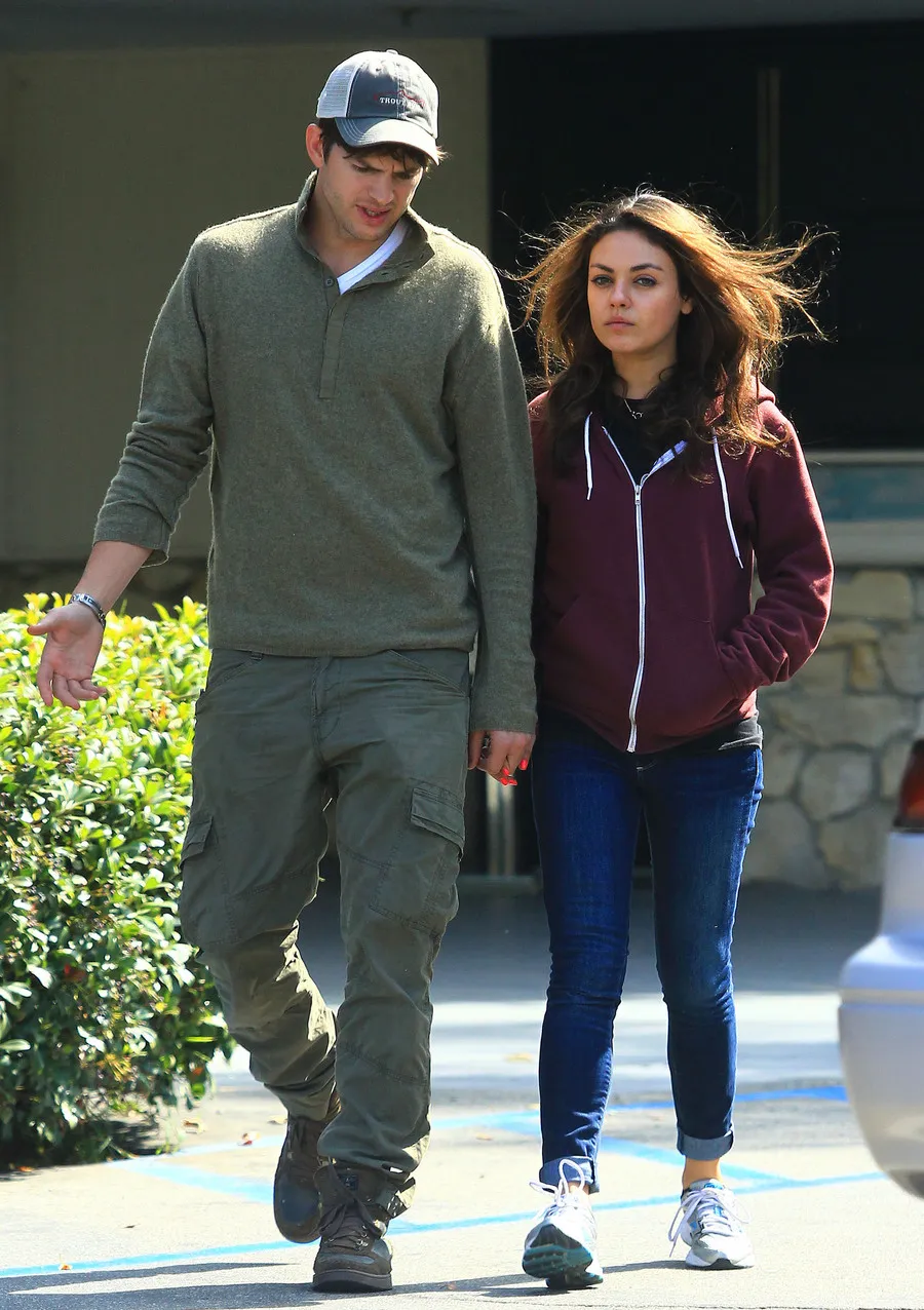 Ashton dan Mila @ fameflynet.com