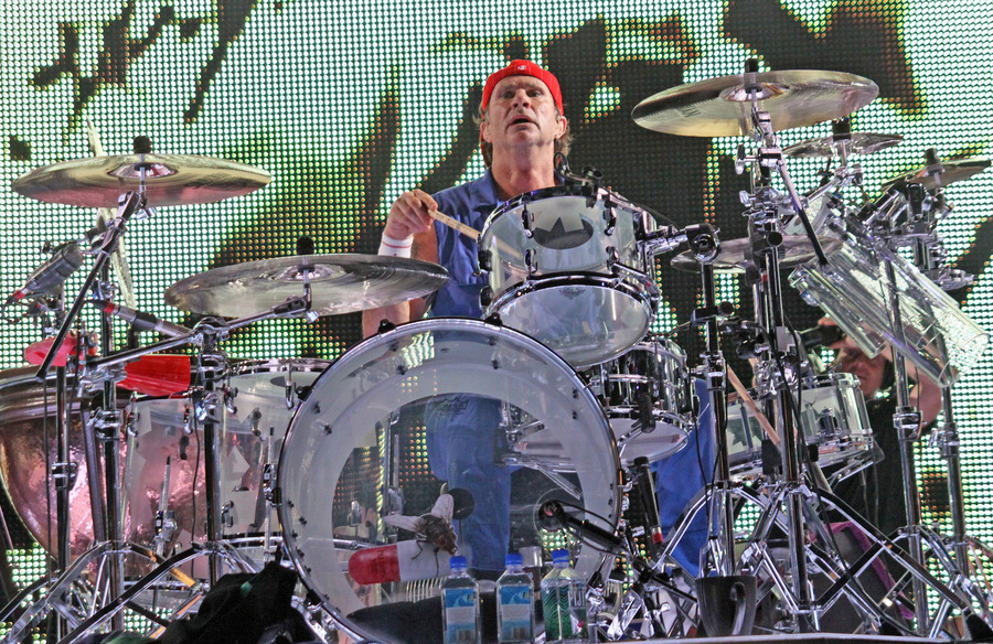 Chad Smith kala tampil bareng Red Hot Chili Peppers © Fameflynet