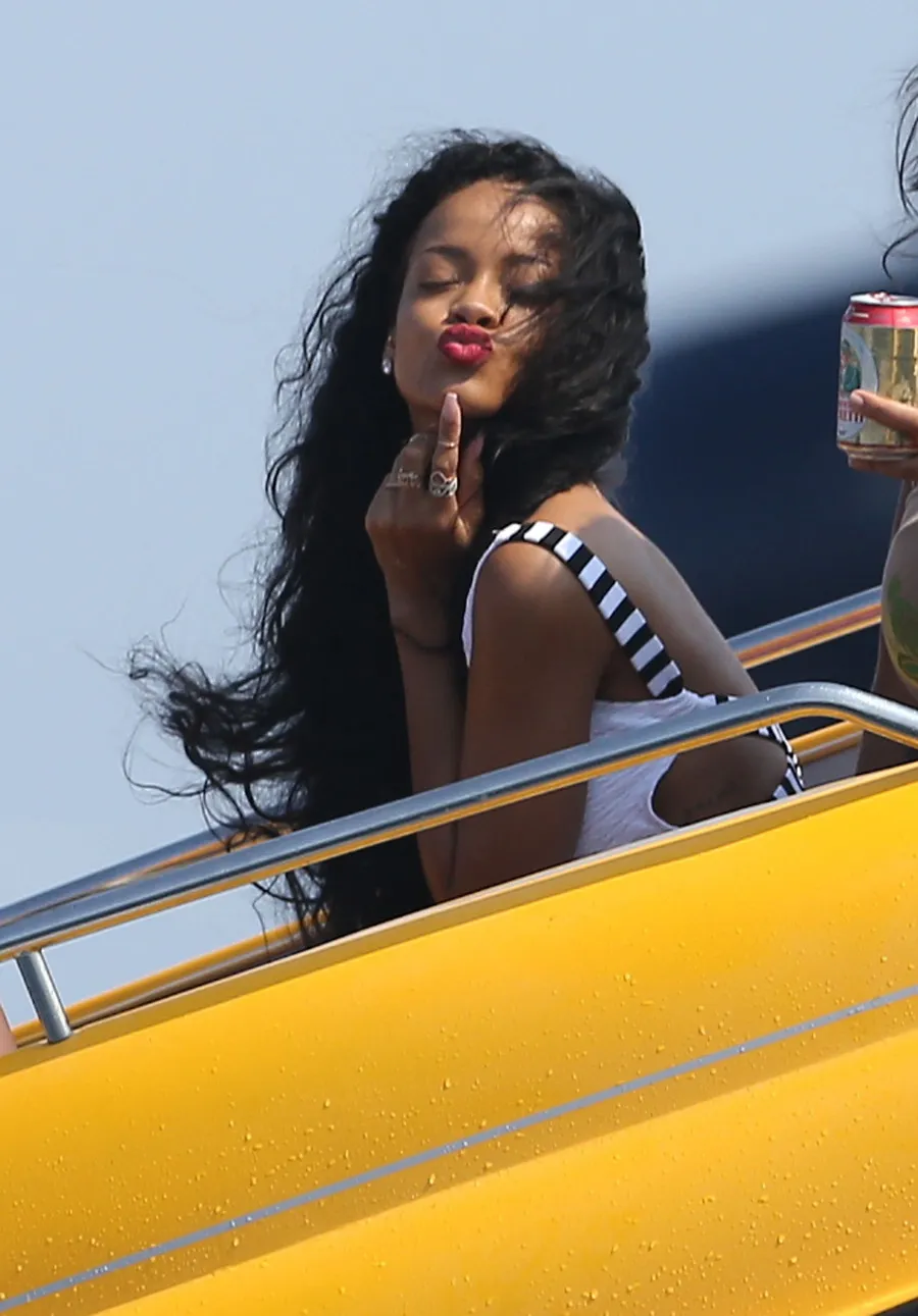 Rihanna sendiri memang sering mengunggah foto seksi @ fameflynet.com