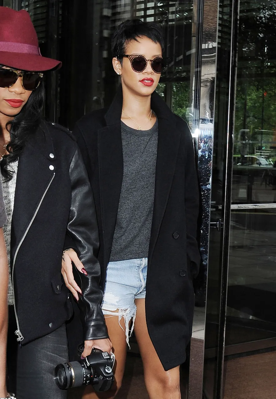 American Oxygen, Lagu Baru Rihanna Yang Diciptakan Oleh Sam Harris @Fameflynet