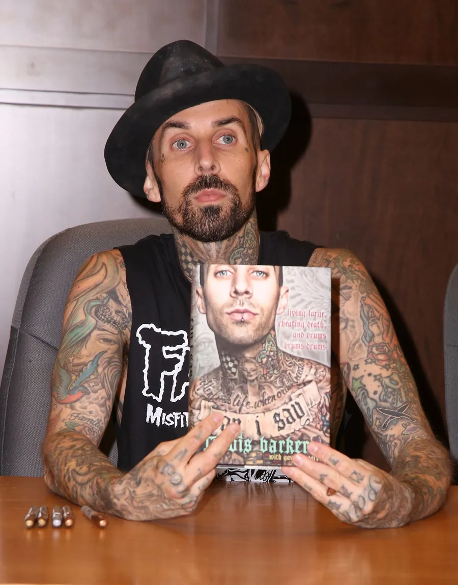Travis Barker ngotot naik panggung meski demam dan mual © Fameflynet