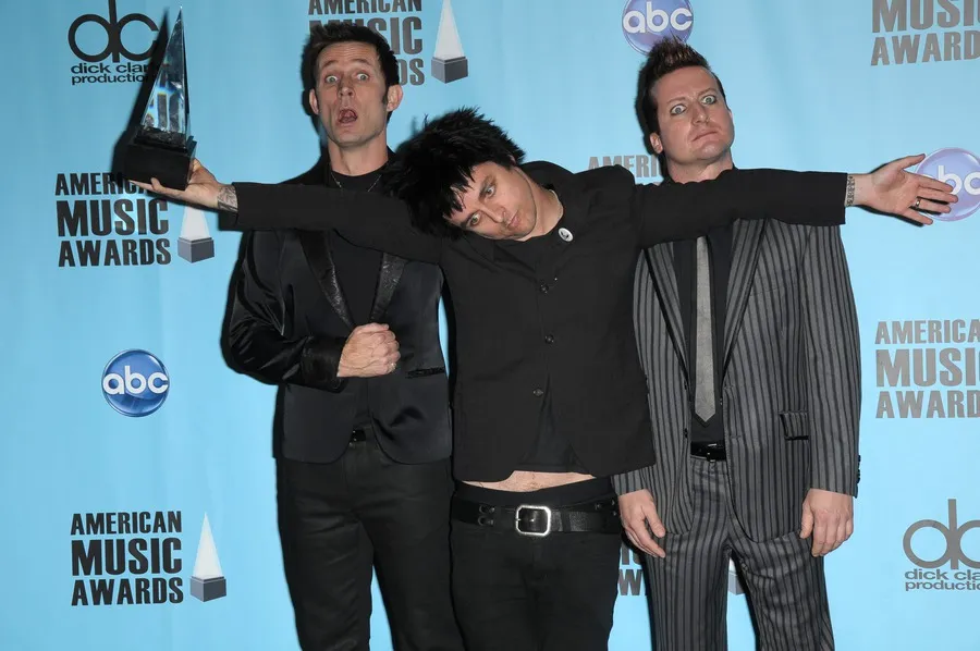 Billie Joe Amstrong Temukan Anjing @foto: Kapanlagi.com®