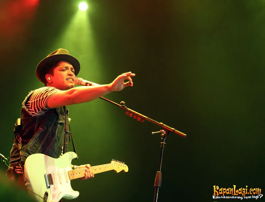 Bruno Mars harus rela tampil di bawah guyuran hujan/KapanLagi®