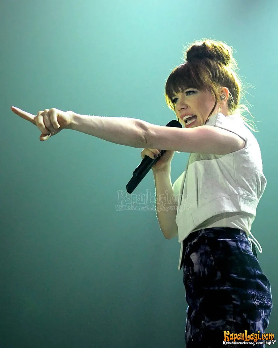 Carly Rae Jepsen Sering Menulis Lagu di Pesawat @Kapanlagi