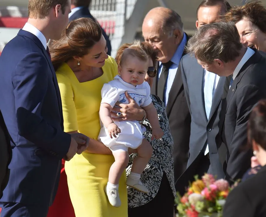 Kate bersama suami dan anaknya @ AFP
