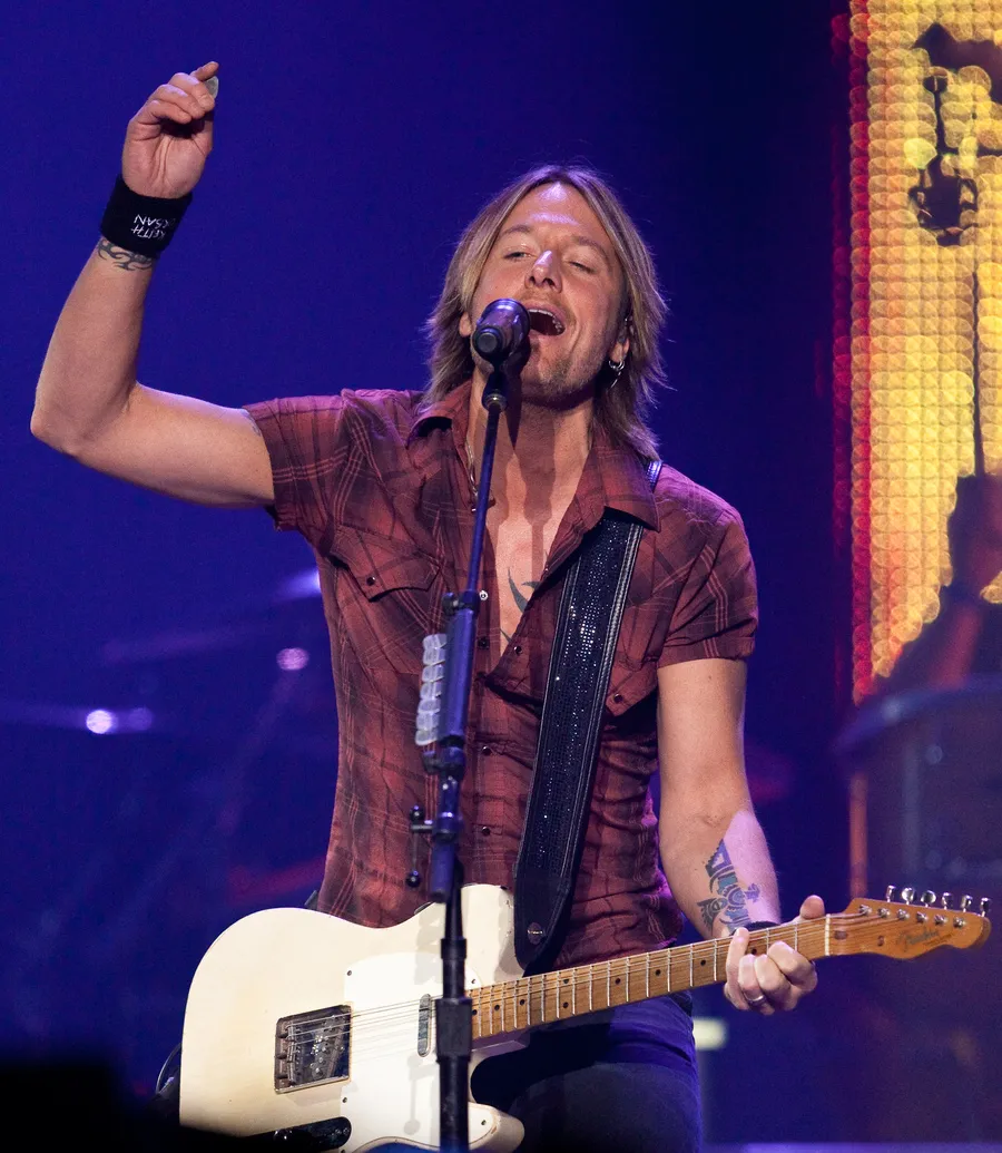 Seorang sumber mengungkap kalau Ed Sheeran menulis sebuah lagu country untuk Keith Urban © Splashnews