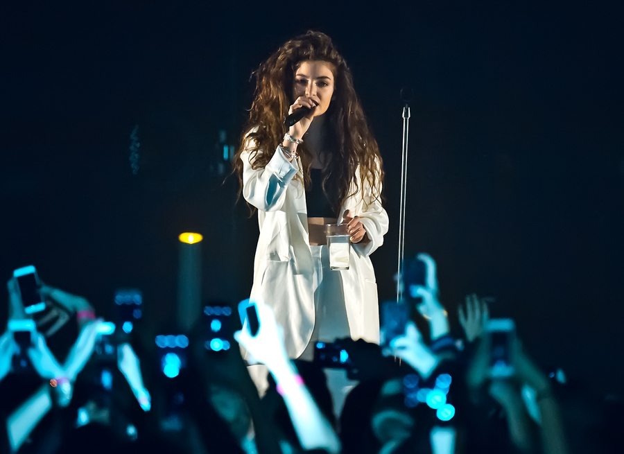 Setelah lama 'bersembunyi', Lorde kembali tampil dan membawakan lagu cover 'Hang With Me' milik Robyn © Splashnews
