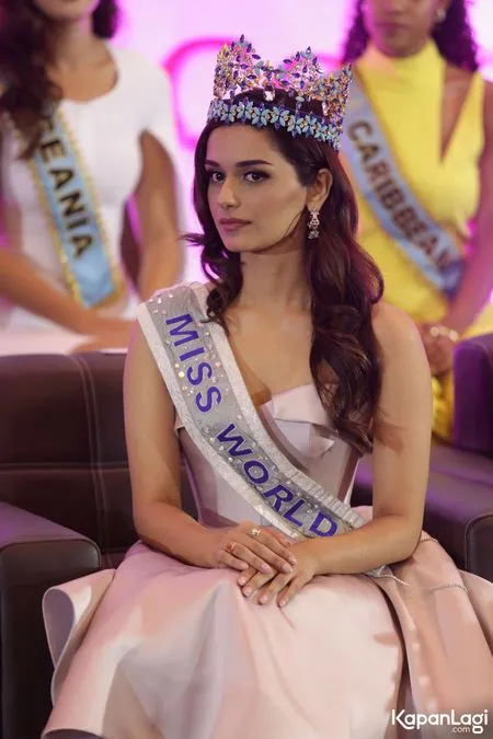 Foto Manushi Chhillar