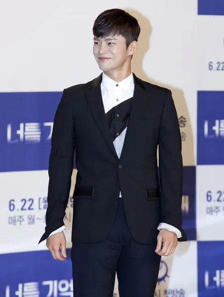 Foto Seo In Guk