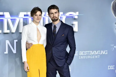 Foto Theo James