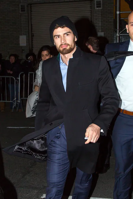 Foto Theo James