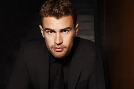 Foto Theo James