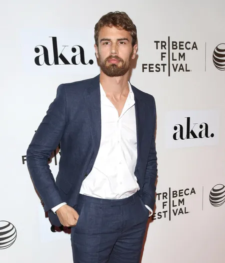 Foto Theo James