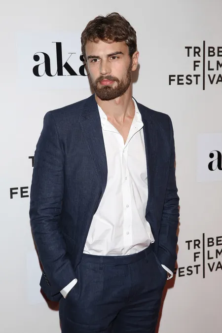 Foto Theo James