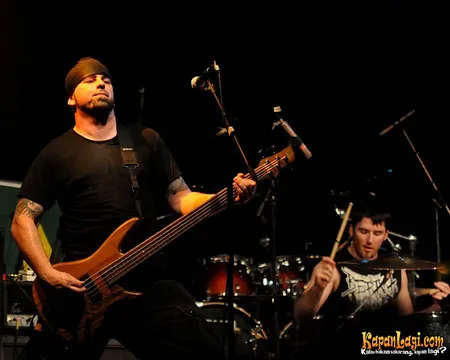 Foto Unearth