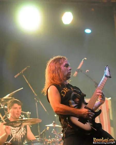 Foto Unearth