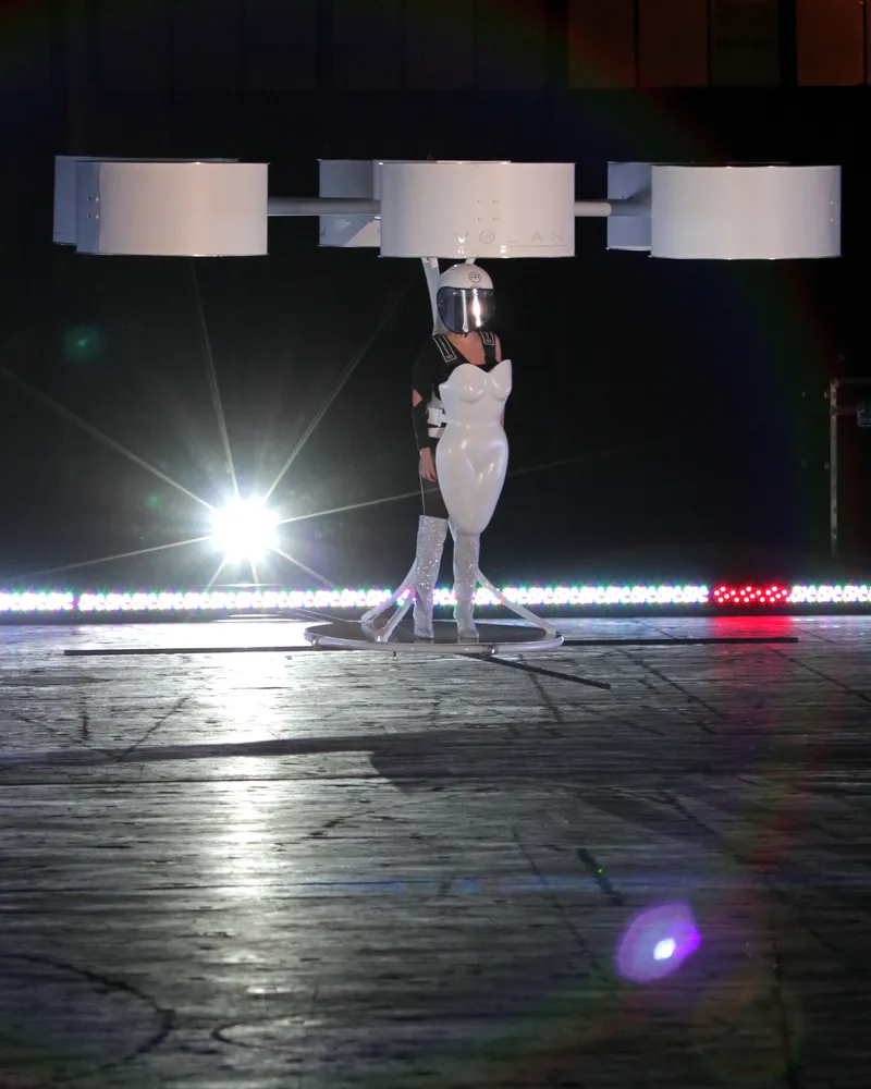 Inilah busana yang akan Lady Gaga pakai saat tampil di luar angkasa. ©shutterstock