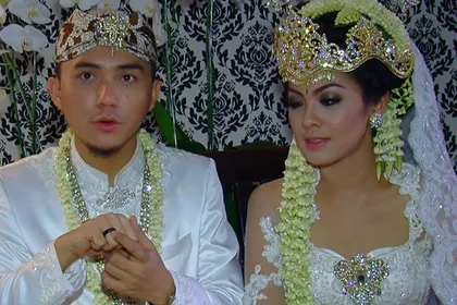 Cincin Kawin Omesh Terbuat Dari Logam Langka | KapanLagi ...
