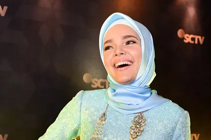 Rayakan Ultah, Dewi Sandra Nangis di Sajadah & Ogah Dapat 